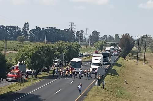 Campesinos bloquean autopista Toluca-Atlacomulco, en ambos sentidos